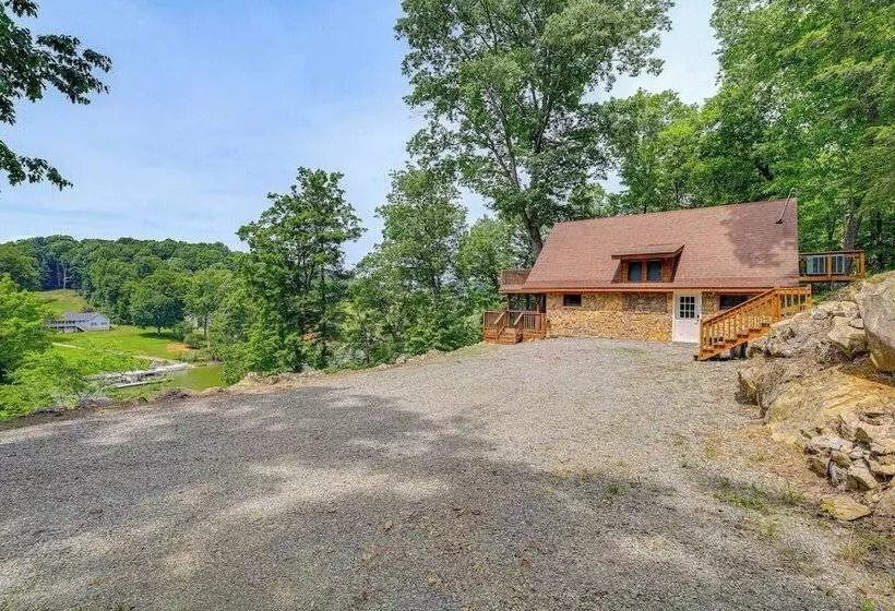 Peaceful South Holston Lake Cabin W/ Dock & Deck!