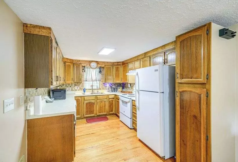 Peaceful South Holston Lake Cabin W/ Dock & Deck!