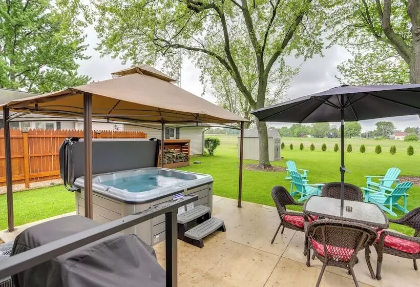 Port Clinton Home: Hot Tub, Steps To Portage River