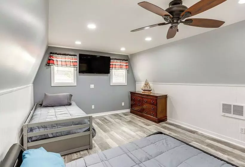 Port Clinton Home: Hot Tub, Steps To Portage River