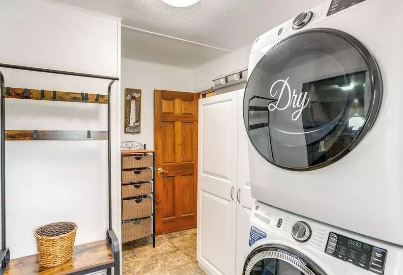 Port Clinton Home: Hot Tub, Steps To Portage River