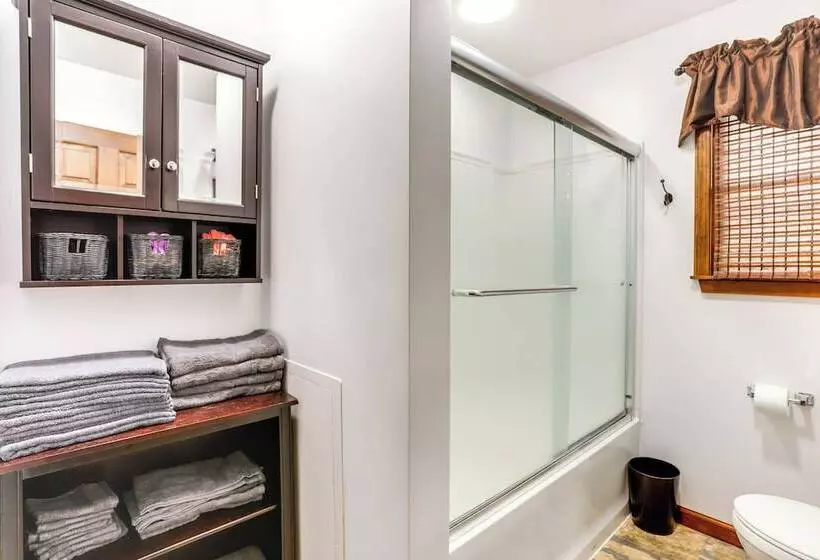 Port Clinton Home: Hot Tub, Steps To Portage River