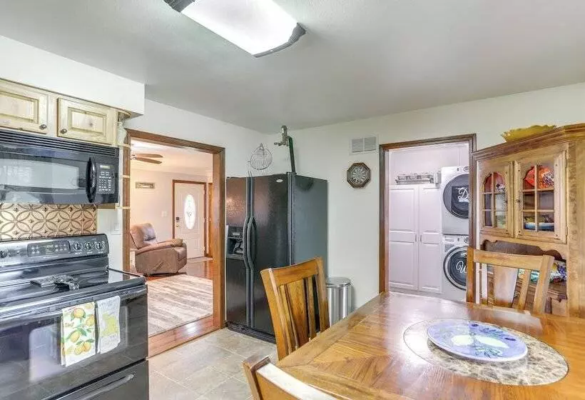 Port Clinton Home: Hot Tub, Steps To Portage River