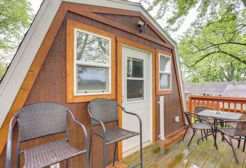 Port Clinton Home: Hot Tub, Steps To Portage River