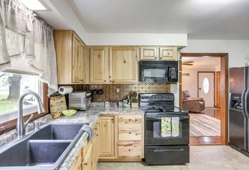 Port Clinton Home: Hot Tub, Steps To Portage River