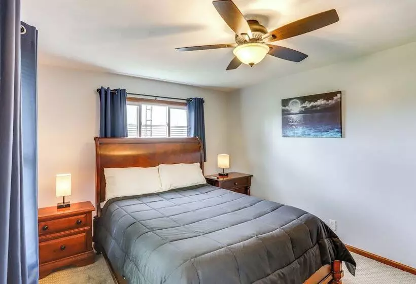 Port Clinton Home: Hot Tub, Steps To Portage River