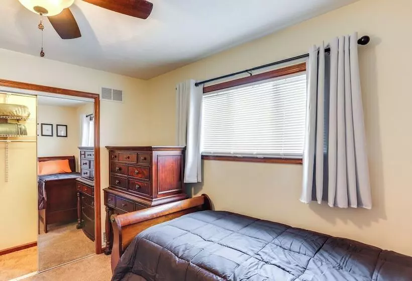 Port Clinton Home: Hot Tub, Steps To Portage River