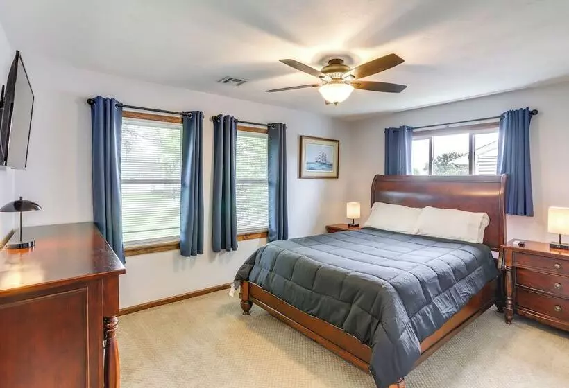 Port Clinton Home: Hot Tub, Steps To Portage River