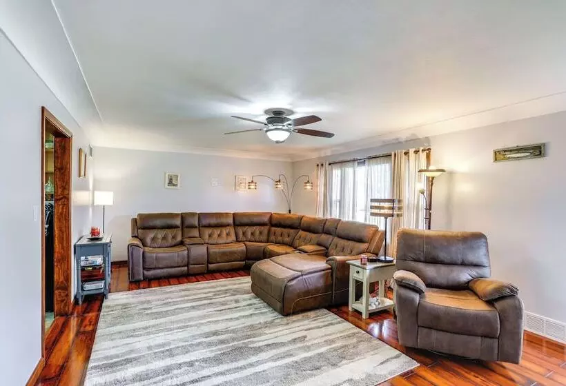 Port Clinton Home: Hot Tub, Steps To Portage River