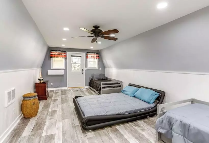 Port Clinton Home: Hot Tub, Steps To Portage River