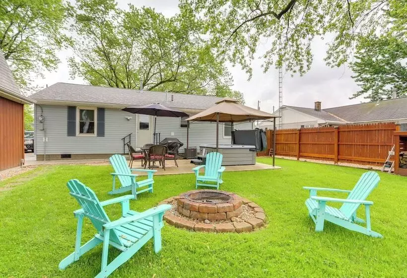 Port Clinton Home: Hot Tub, Steps To Portage River