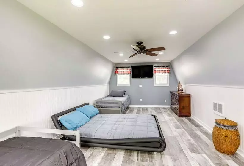 Port Clinton Home: Hot Tub, Steps To Portage River