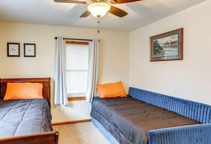 Port Clinton Home: Hot Tub, Steps To Portage River