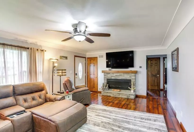 Port Clinton Home: Hot Tub, Steps To Portage River