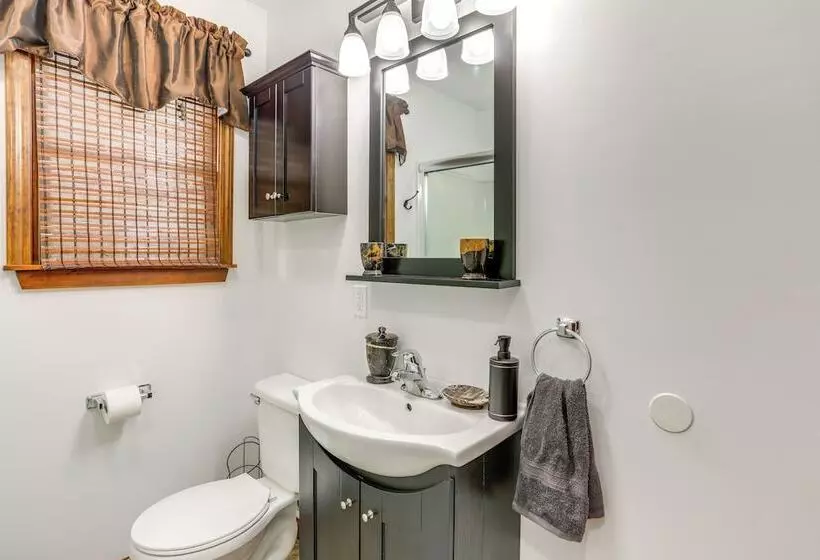 Port Clinton Home: Hot Tub, Steps To Portage River