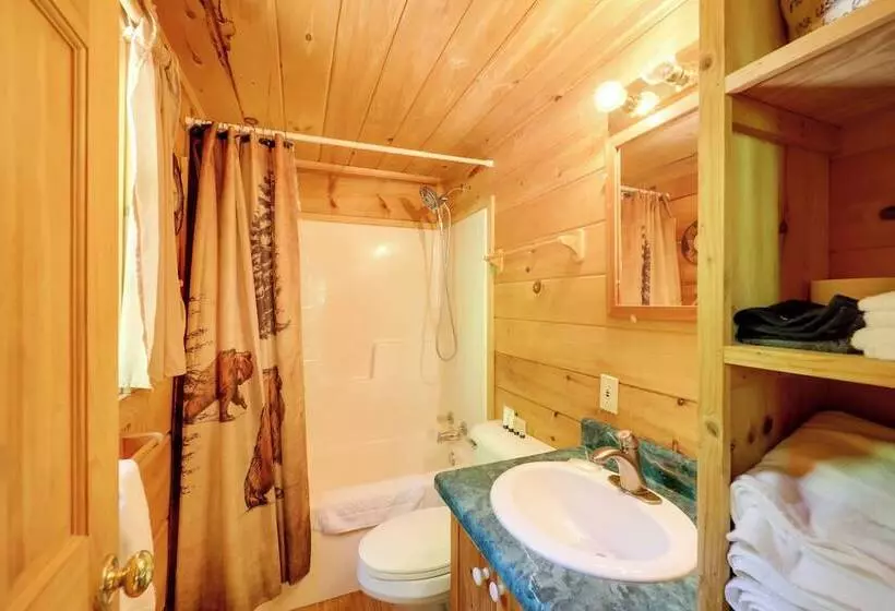 Hot Tub & On Site Trails: Secluded Marion Cabin