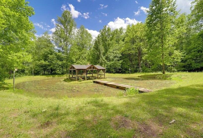 Hot Tub & On Site Trails: Secluded Marion Cabin