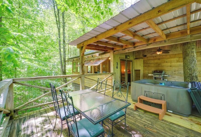 Hot Tub & On Site Trails: Secluded Marion Cabin