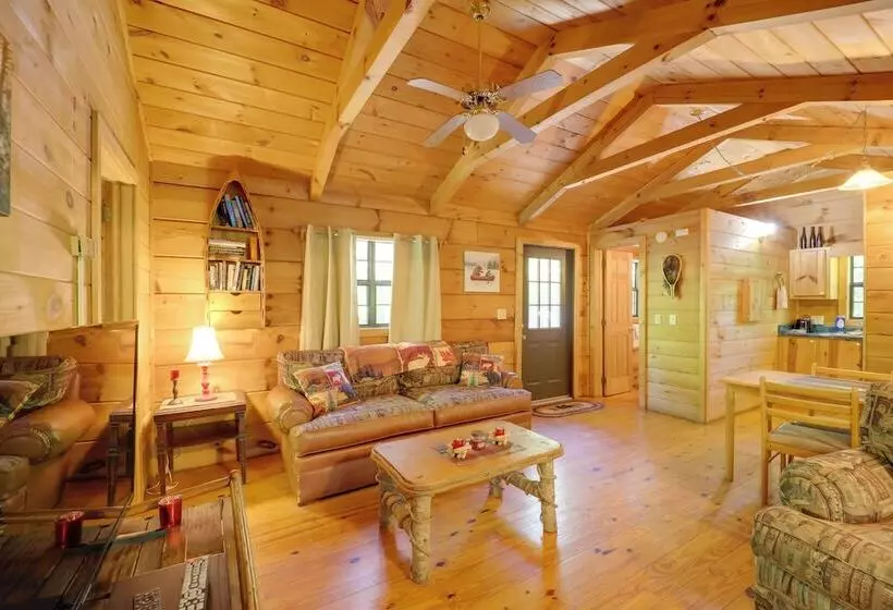 Hot Tub & On Site Trails: Secluded Marion Cabin