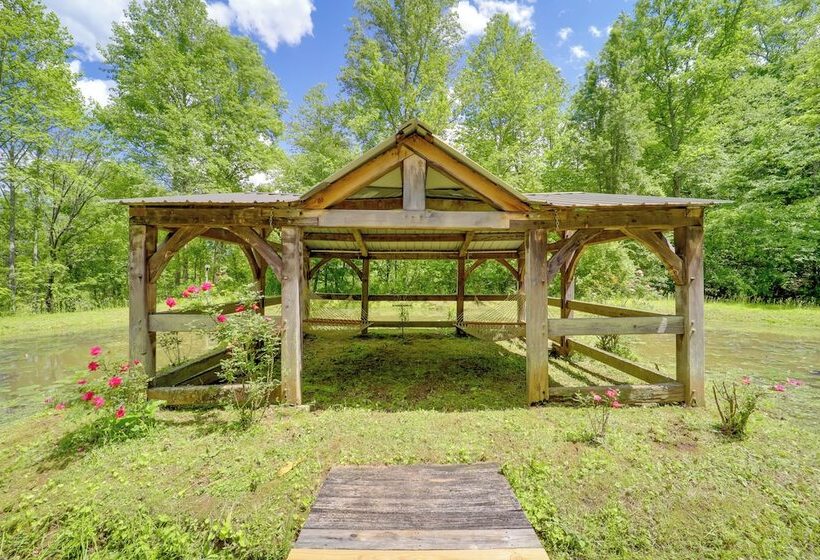 Hot Tub & On Site Trails: Secluded Marion Cabin