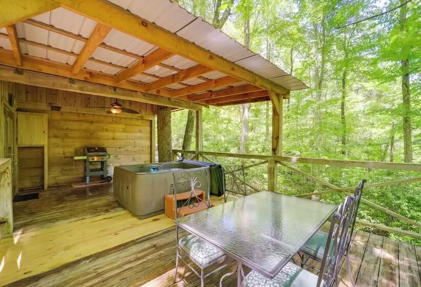 Hot Tub & On Site Trails: Secluded Marion Cabin
