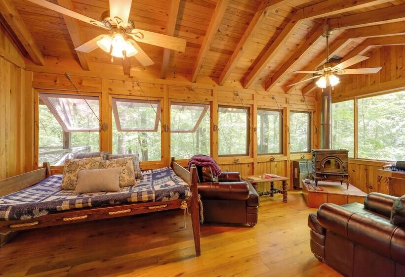 Hot Tub & On Site Trails: Secluded Marion Cabin