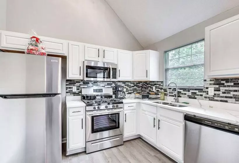 10 Mi To Stone Mtn Park: Spacious Home In Lithonia