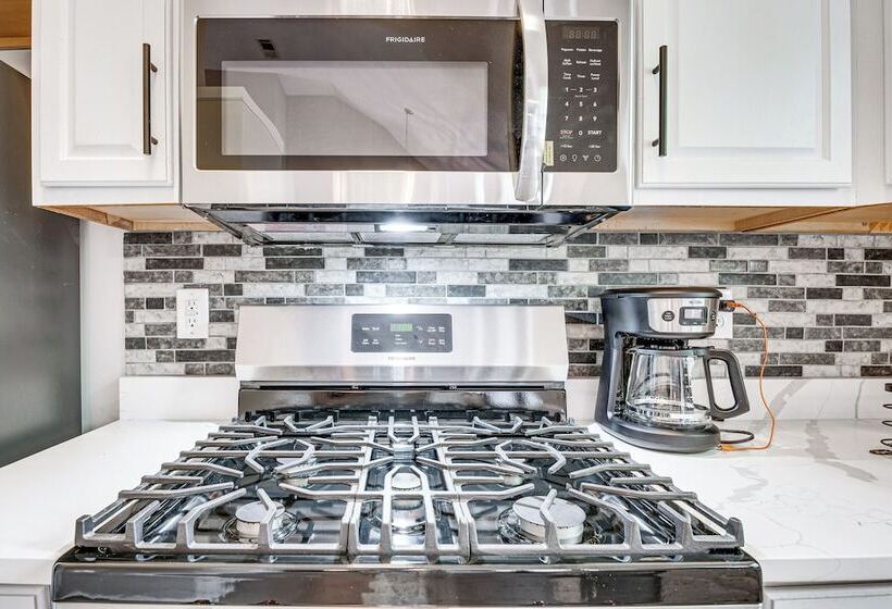 10 Mi To Stone Mtn Park: Spacious Home In Lithonia