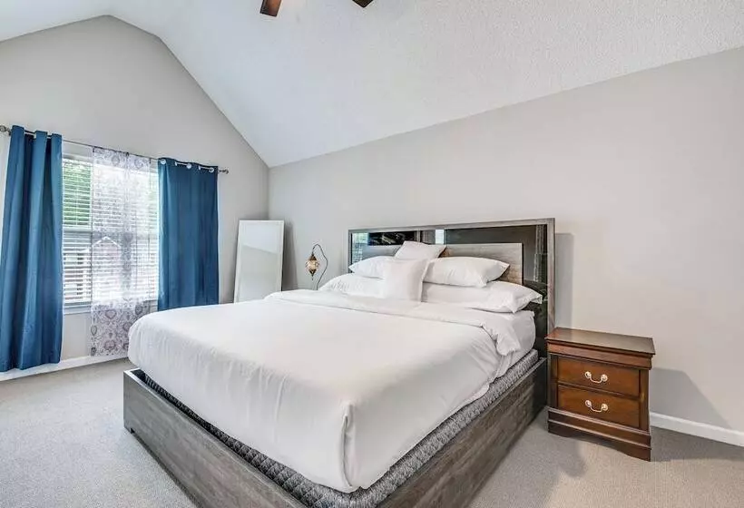 10 Mi To Stone Mtn Park: Spacious Home In Lithonia