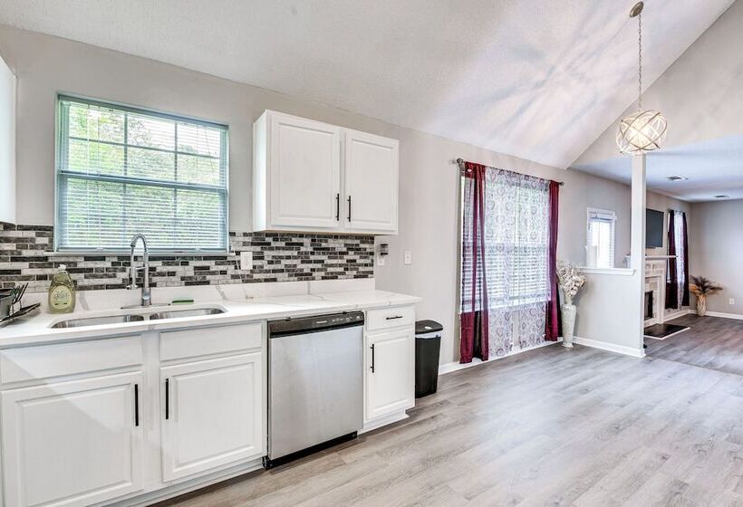 10 Mi To Stone Mtn Park: Spacious Home In Lithonia