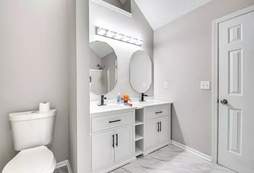 10 Mi To Stone Mtn Park: Spacious Home In Lithonia