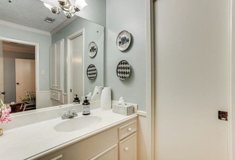 Spacious Madisonville Estate W/ Grill & Pond Views