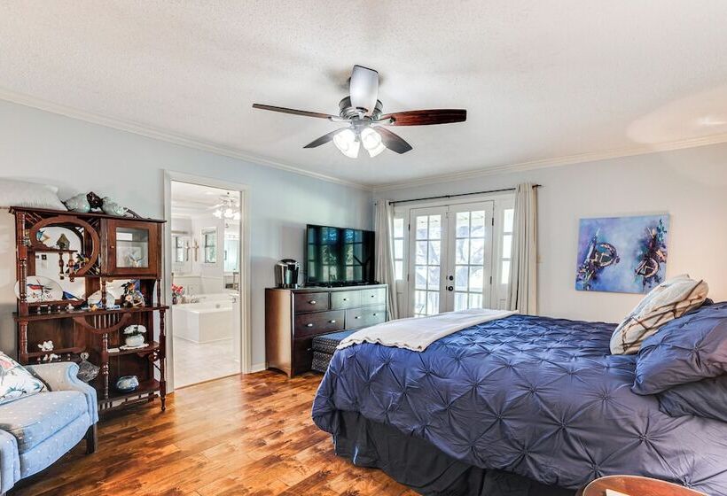 Spacious Madisonville Estate W/ Grill & Pond Views