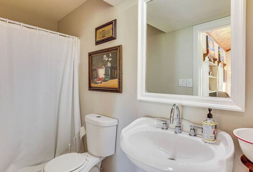 Spacious Madisonville Estate W/ Grill & Pond Views