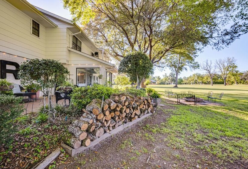 Spacious Madisonville Estate W/ Grill & Pond Views