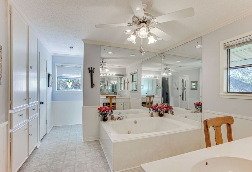 Spacious Madisonville Estate W/ Grill & Pond Views