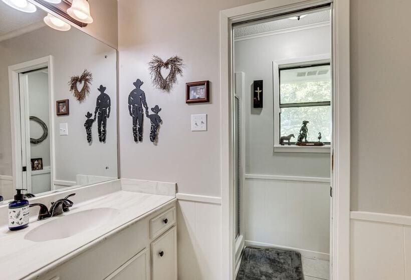 Spacious Madisonville Estate W/ Grill & Pond Views