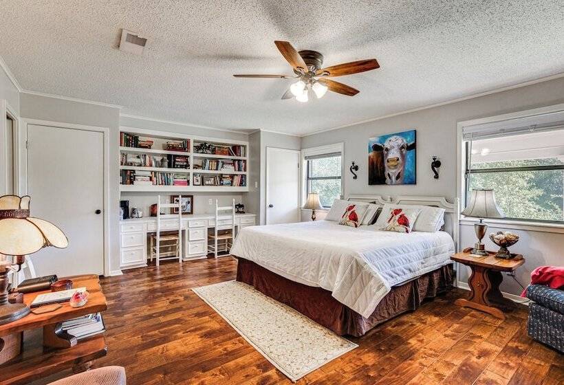 Spacious Madisonville Estate W/ Grill & Pond Views