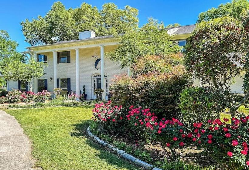 Spacious Madisonville Estate W/ Grill & Pond Views