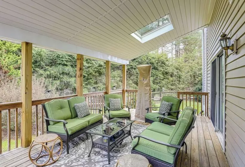 Lake & Pool Access: Spacious Home In Newland