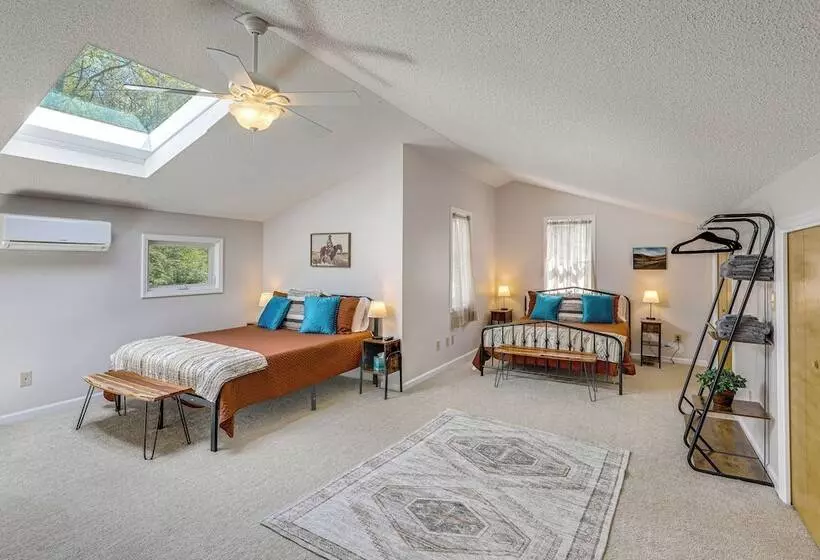 Lake & Pool Access: Spacious Home In Newland