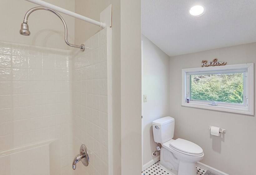 Lake & Pool Access: Spacious Home In Newland