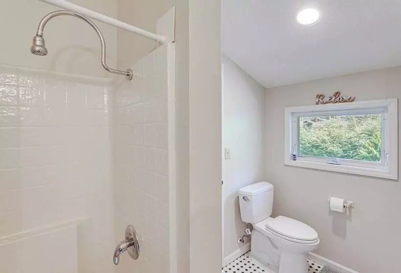 Lake & Pool Access: Spacious Home In Newland