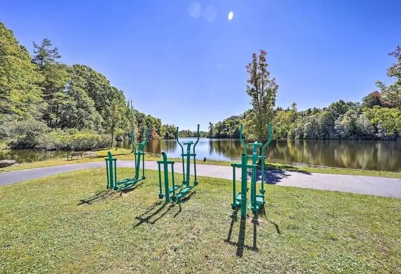 Lake & Pool Access: Spacious Home In Newland