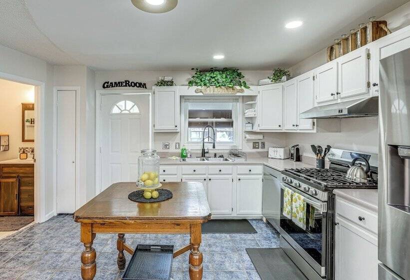 Lake & Pool Access: Spacious Home In Newland