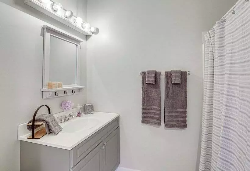 Lake & Pool Access: Spacious Home In Newland