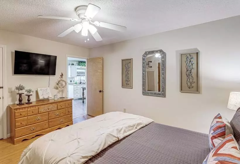 Lake & Pool Access: Spacious Home In Newland