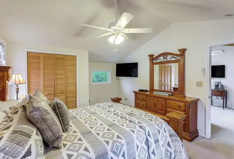 Lake & Pool Access: Spacious Home In Newland