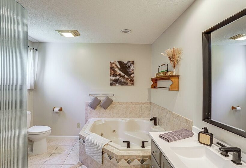 Lake & Pool Access: Spacious Home In Newland