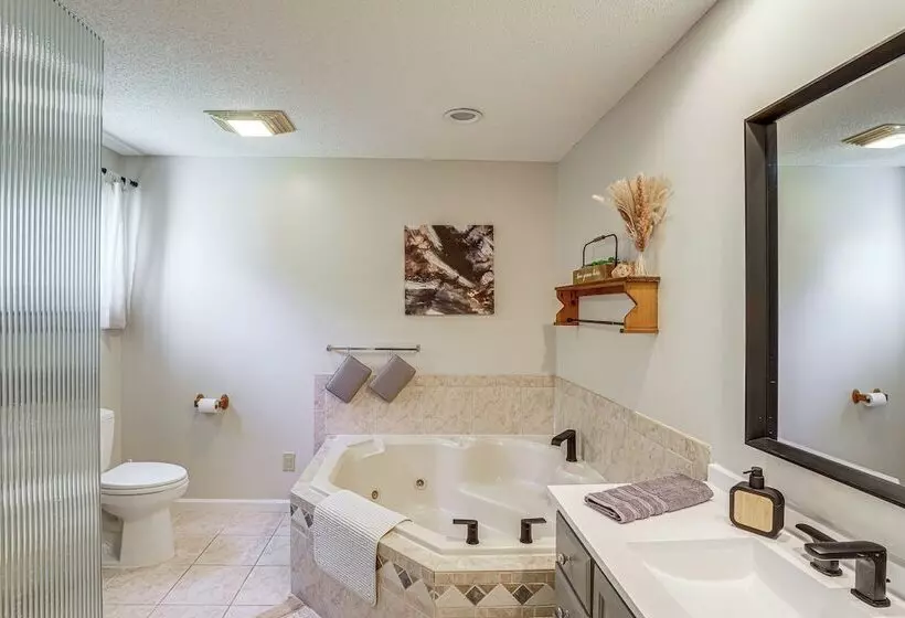 Lake & Pool Access: Spacious Home In Newland